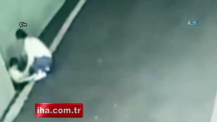 Çocuğunu yol kenarına bırakıp kaçtı!