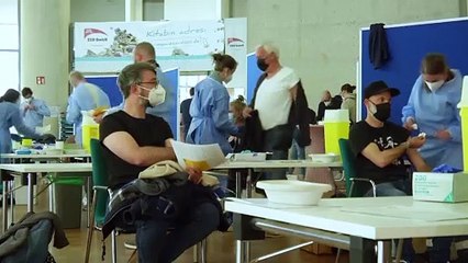 Alemanha alarga campanha e Hungria vacina jovens