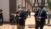El alcalde de Lorca, Diego José Mateos, y el presidente de la Región de Murcia, Fernando López Miras, entregando las llaves de pisos a familias sin hogar desde los terremotos del 11M.