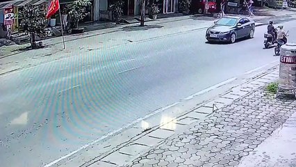 Taxi Driver Avoids Sedan in Sudden Stop