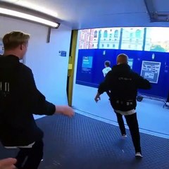 Ils rattrapent le métro londonien en faisant du parkour