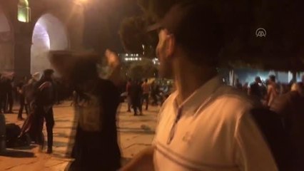 Son dakika haberleri: İsrail polisi yeniden Mescid-i Aksa'daki cemaate saldırdı (2)