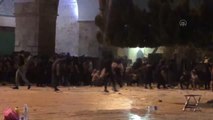 İsrail polisi yeniden Mescid-i Aksa'daki cemaate saldırdı