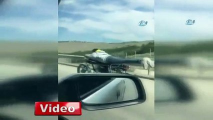 Kendini ip cambazı sandı, trafikte dehşet saçtı