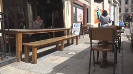 R.Unido reabre la hostelería bajo techo y permite los abrazos entre conocidos