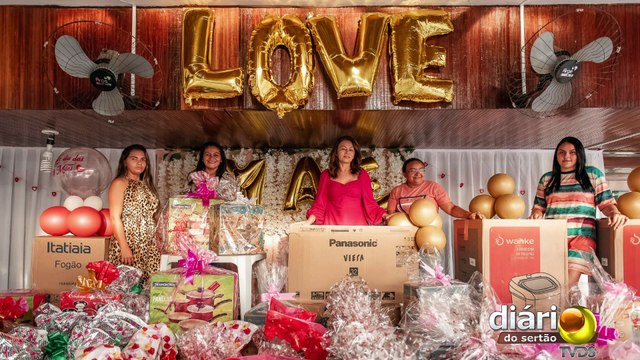 Primeira dama de São José de Piranhas sorteia prêmios ao vivo e se emociona com surpresa do filho