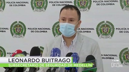 Policía y manifestantes marchan juntos