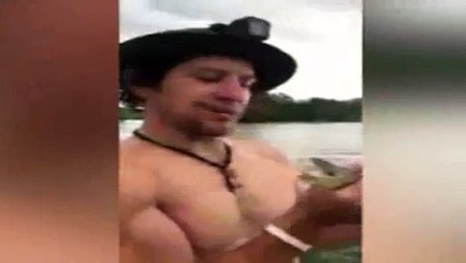 Yılan az kalsın dilini ısırıyordu!