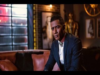 محمد رمضان يستغل مضيفة طيران وهو في السرير والجمهور يهاجمه بسبب ما فعله بها!