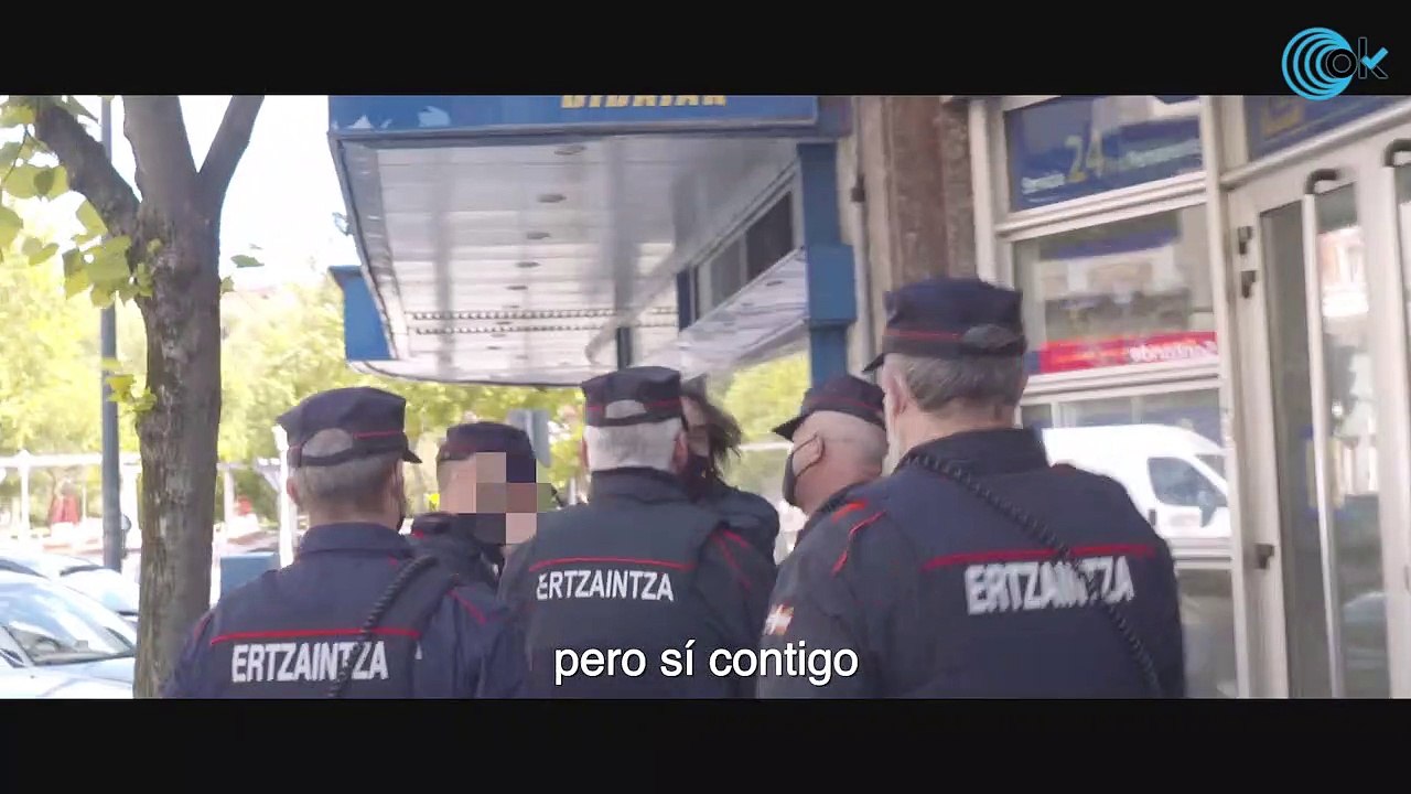 Cinco ertzainas evitan a empujones que un periodista de OKDIARIO pregunte a Iceta en Bilbao: "Vienes a provocar"