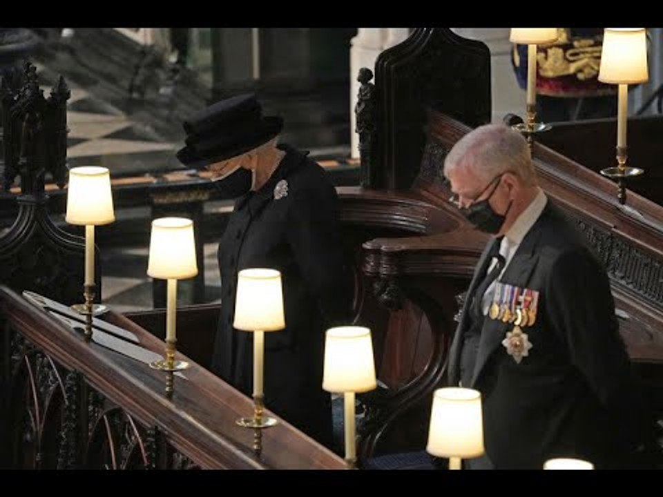 الملكة إليزابيث تودّع الأمير فيليب بإطلالة حزينة ورسالة مُبكيّة.. الأمير هاري وحيداً!!