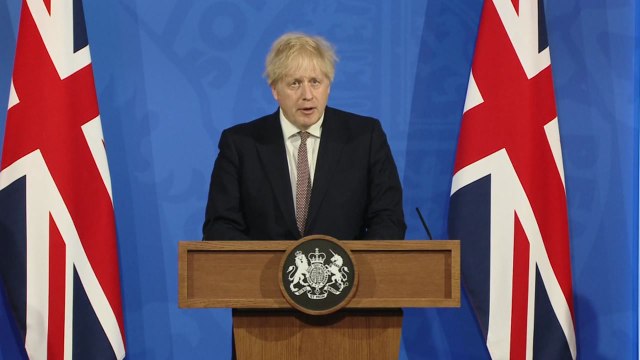 영국, 17일부터 코로나19 규제 추가 완화...'포옹 인사도 허용' / YTN