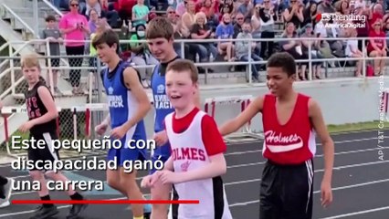 Amigos animan a un niño con discapacidad para ganar una carrera