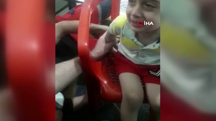 Parmağı sandalyeye sıkışan çocuğun imdadına itfaiye yetişti
