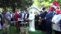 Şehit kızı babasının mezarını ziyaret etti ardından nikah salonuna gitti