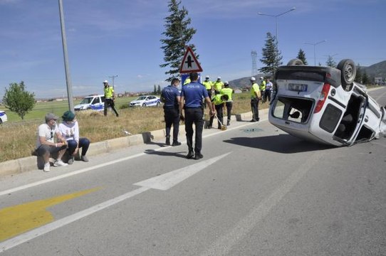 AFYONKARAHİSAR - Takla atan hafif ticari araçtaki 4 kişi yaralandı