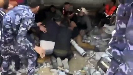 Video: Así rescataron entre los escombros a una niña tras un bombardeo en Gaza