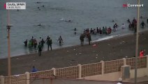 شاهد: تدفق هائل لمهاجرين مغاربة إلى سبتة الإسبانية