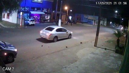 Motorista bate em Peugeot estacionado na Rua Altemar Dutra e não para no local