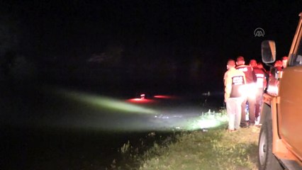 KARS - Baraj sularına gömülen otomobildeki 3 kişi kurtarıldı