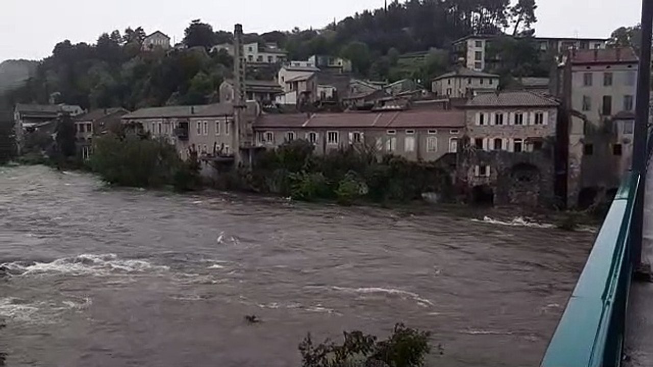 L'Ardèche en crue à Pont-d'Aubenas