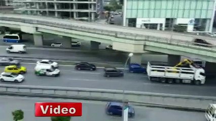 Kamyon köprüye takıldı, trafik altüst oldu!