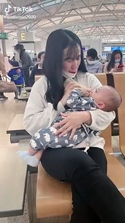 Mẹ khóc hết nước mắt tiễn con về nước tránh dịch