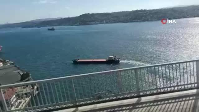 İstanbul Boğazı'nda arızalanan kuru yük gemisi, korkuttu
