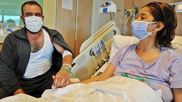 'Tatile gidiyoruz' diyerek hastaneye getirdiği eşine böbreğini verdi
