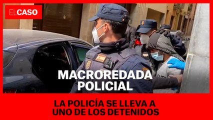 La policía se lleva a uno de los detenidos en la macroredada contra la falsificación de carnets de conducir