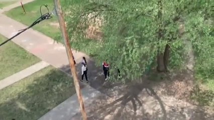 Скачать видео: Al menos 11 muertos y numerosos heridos en un tiroteo en un colegio en la ciudad rusa de Kazán