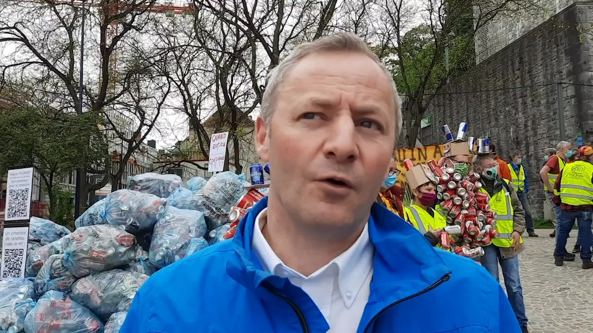 Manifestation des ambassadeurs de la propreté et des agriculteurs devant le  Parlement wallon à Namur (Philippe Duvivier) - Vidéo Dailymotion