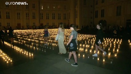 Gyertyák a koronavírus cseh áldozatai emlékére