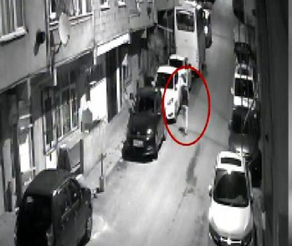 Son dakika haberi | AVCILAR'DA BALKONA TIRMANIP EVE GİREN HIRSIZ KAMERADA