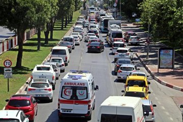 Son dakika haber: 1 kilometrelik araç kuyruğundaki sürücüler ambulans için seferber oldu