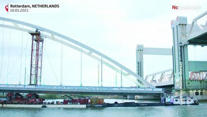 Ολλανδία: Μια γέφυρα «ταξιδεύει» μέσα από τα στενά κανάλια του Ρότερνταμ