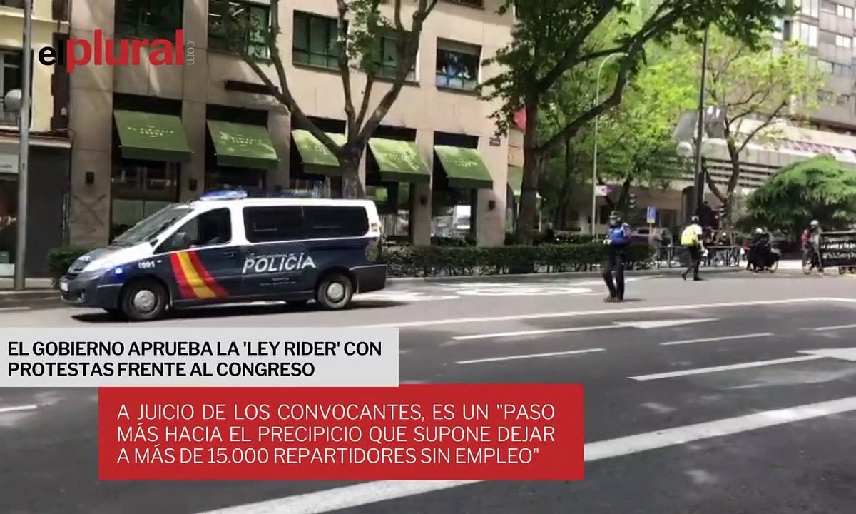 El Gobierno aprueba la 'Ley Rider' con protestas frente al Congreso