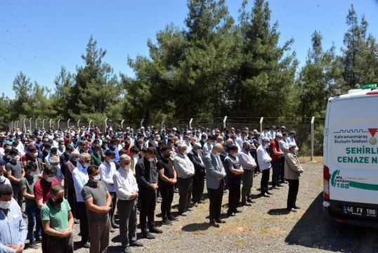 HASTANE DÖNÜŞÜ KAZADA ÖLEN AİLE, YAN YANA TOPRAĞA VERİLDİ