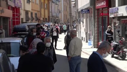 ESKİŞEHİR METRELERCE KUYRUK OLUŞTU; 2 TON BAKLAVA 3 SAATTE TÜKENDİ