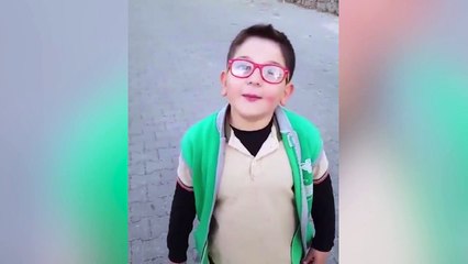 Sokaktan geçenlere çağla satmaya çalışan aşırı tatlı çocuk