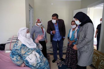 Son dakika haberleri | VALİ EŞİ, GÖRME ENGELLİ ŞEHİT ANNESİNİ OĞLUNUN MEZARINA GÖTÜRDÜ