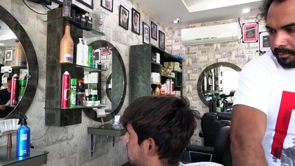في لاهور الباكستانية... تسريحة شعر بالساطور وموقد اللحام