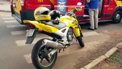 Carro e moto se envolvem em colisão na Rua Adolfo García, no Bairro Interlagos