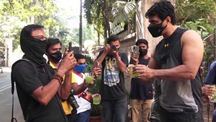 Sonu Sood  ने घर के बाहर आकर paparazzi को पिलाया जूस |FilmiBeat