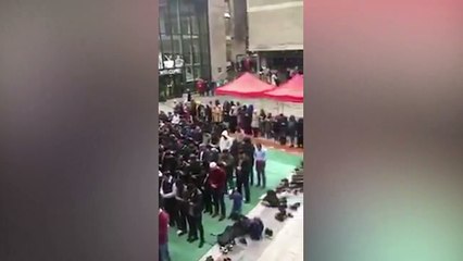 Kampüste namaz kılan öğrencilere 'insanlık' zinciri!