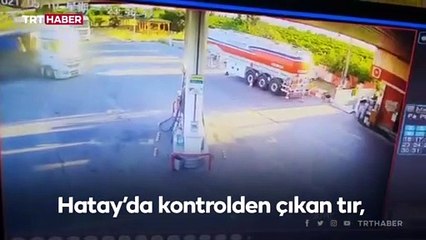 Lastiği patlayan tır akaryakıt istasyonuna girdi
