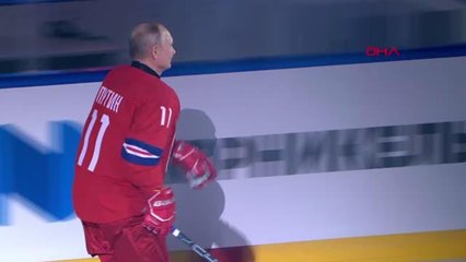 Putin, buz hokeyi maçında hünerini konuşturdu