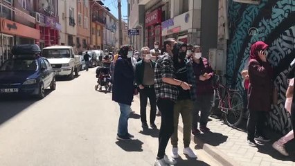 ESKİŞEHİR - Baklava almak isteyen vatandaşlar metrelerce kuyruk oluşturdu