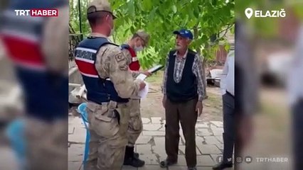 Yaşlı adamın emekli maaşını çalanlar jandarmadan kaçamadı