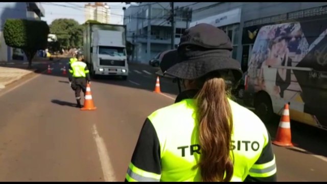 Com foco sobre os perigos do uso do celular durante a direção, equipes da Transitar realizam ações educativas na Rua Erechim